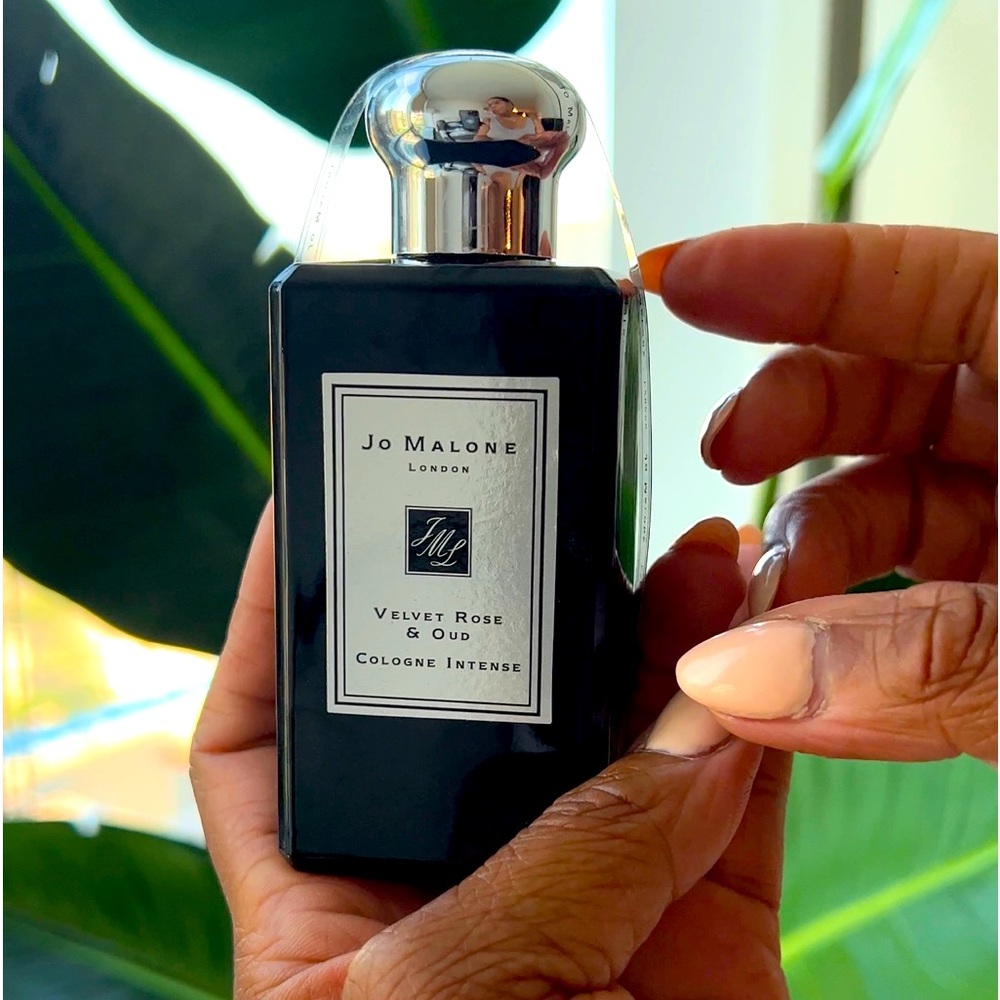 A cologne intense rich with notes of damask rose and spice and smoky wood.